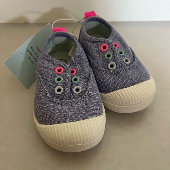 Size 4 kids tennis shoe - Picture 1 of 5